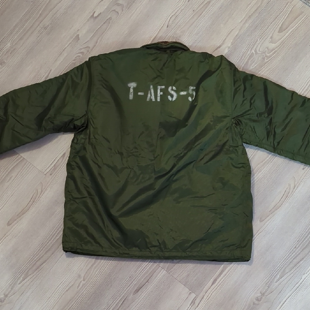 Vintage Military Green Jacket extreme cold weather M zip up front pockets